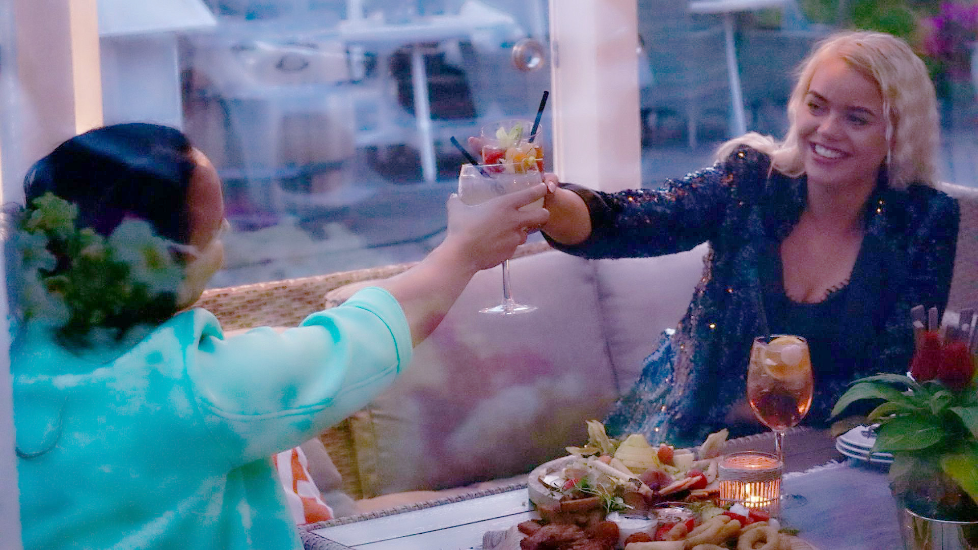 virma pubi tüdrukud terrassil kokteilid