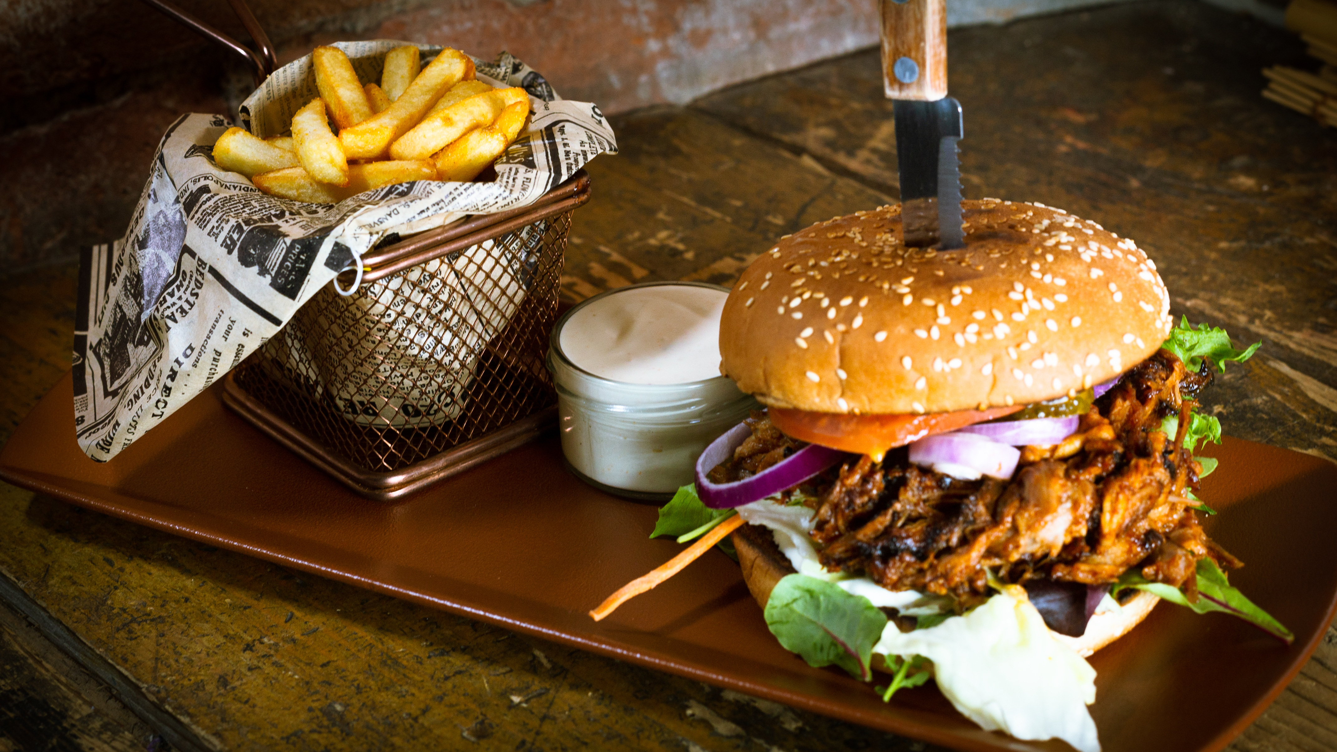 Rebitud liha burger käsitöö kukli ja friikartulitega